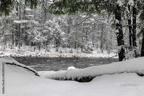 Foto Winter riverscape in park Quebec Canada