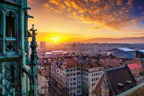 Foto Elevated winter sunset view of the city skyline of Geneva, Switzerland, seen fro