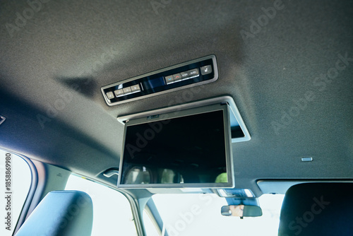 ミニバン　後部座席モニター