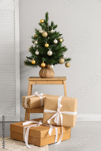 Small decorated Christmas t...