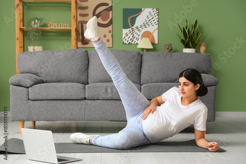 Beautiful pregnant woman st...