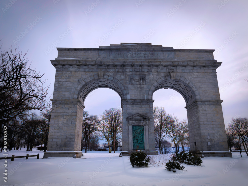 Obraz premium Perry Memorial Arch, a historical landmark at Seaside Park in Bridgeport, Connecticut, United States