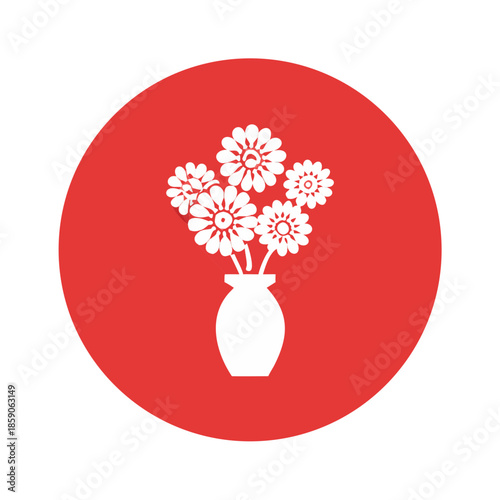 Flores de crisantemo blancas decorativas en un jarrón blanco sobre fondo rojo
