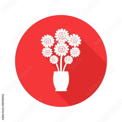 Flores de crisantemo blancas decorativas en un jarrón blanco sobre fondo rojo
