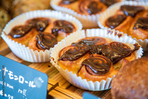 Foto A bakery in Okinawa, Japan, offers a variety of freshly baked goods in European styles