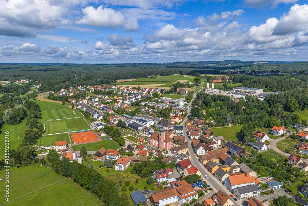Fototapeta premium Michelfeld, ein Stadtteil der Stadt Auerbach in der Oberpfalz aus der Vogelperspektive