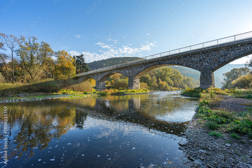 Fototapeta premium Eine Brücke über die Eder