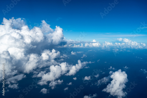 Foto Aerial view of fluffy clouds over the Pacific Ocean in Polynesia