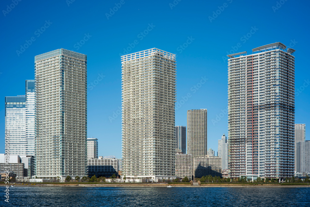 Obraz premium 冬の青空と豊洲から見た晴海 晴海運河 東京都江東区豊洲