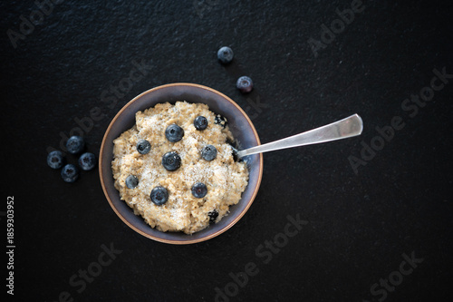 Veganes Porridge mit Blaubeeren und Kokosraspel. 
Gesundes Sportlerfrühstück