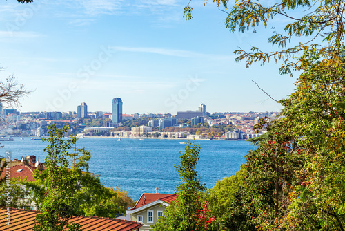 Tableau sur toile View of the Bosphorus from Kuzguncuk Park.