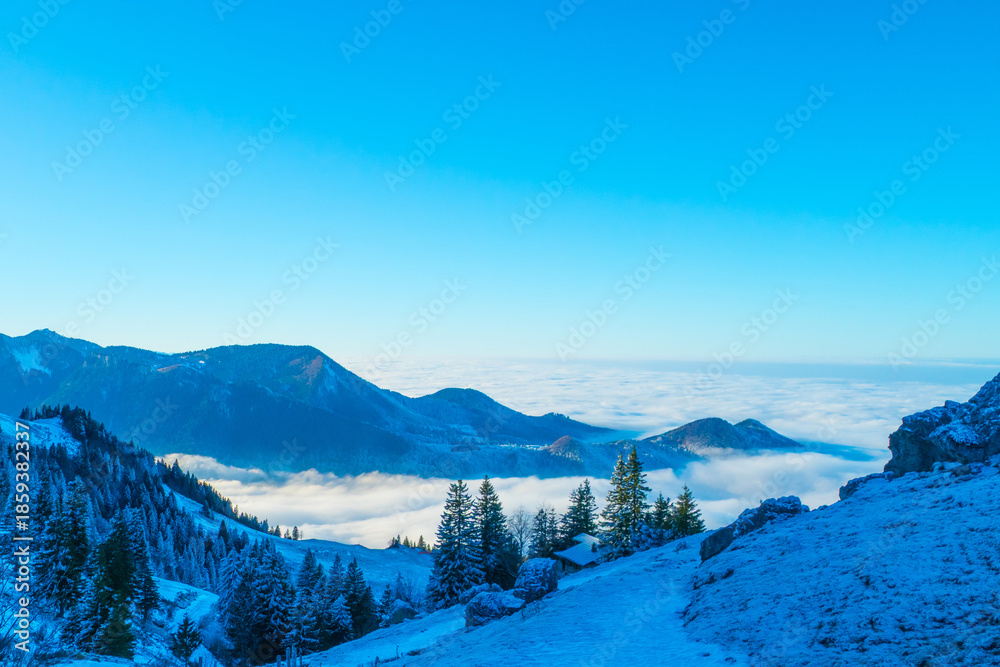 Obraz premium Wanderweg auf der Kampenwand Bayern im Winter