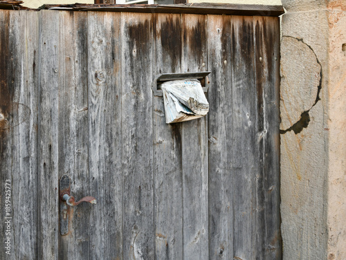Uralter Versandkatalog in einem Briefkasten