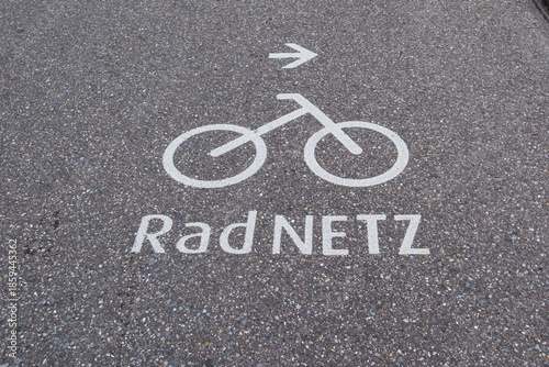 Fahrradmarkierung auf Strasse als Hinweis für Fahrradweg mit der Beschriftung RadNETZ