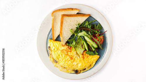 Foto Top view of golden mushroom omelette served with toasted bread and fresh garden