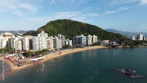 Imagem aérea da praia da costa em Vila Velha com o morro do Moreno ao fundo durante um evento esportivo de natação. Esporte aquático no litoral do Espírito Santo.