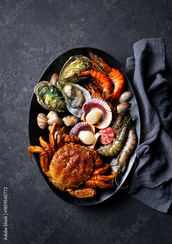 Foto Exquisite seafood platter: crab, oysters, scallops, elegant dark backdrop, gourmet dining