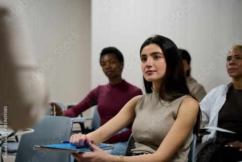 Foto Diverse students concentrating during a classroom lecture