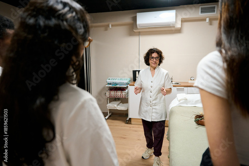 Foto Instructor teaching students in beauty aesthetics course