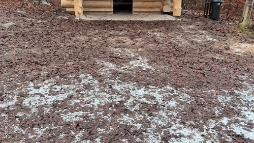 Neue Ratsberghütte in Pößneck neu errichtet nach Brandstiftung; Kameraschwenk von unten nach oben