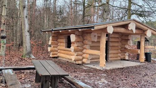 Neue Ratsberghütte in Pößneck neu errichtet nach Brandstiftung; Kameraschwenk von links nach rechts