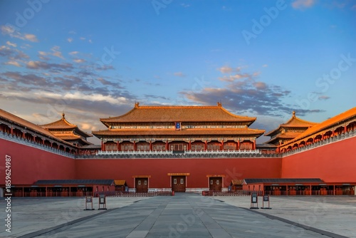 Fotografie A stunning sunrise view of the Forbidden City’s Wumen Gate, highlighting the traditional Chinese architecture and historical significance of Beijing's iconic landmark