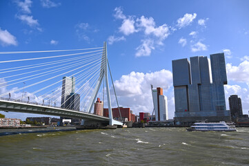 Fototapete Erasmusbrücke Rotterdam Erasmusbrücke und Wolkenkratzer  © Peter Oetelshofen
