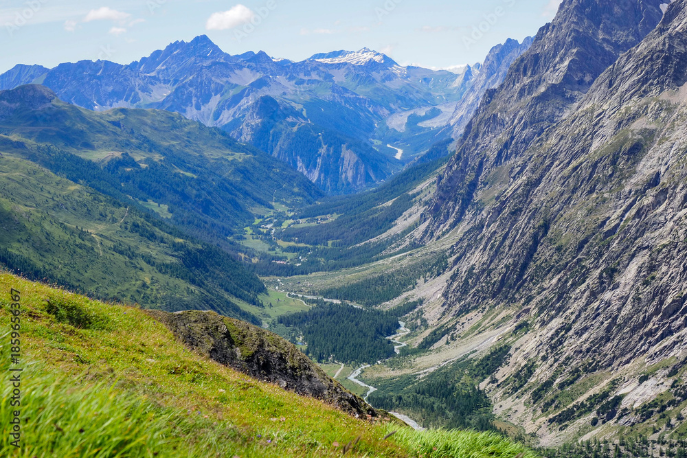 Fototapeta premium The Mont Blanc massif at the border of France, Italy, and Switzerland, showcasing Europe’s highest alpine landscape.