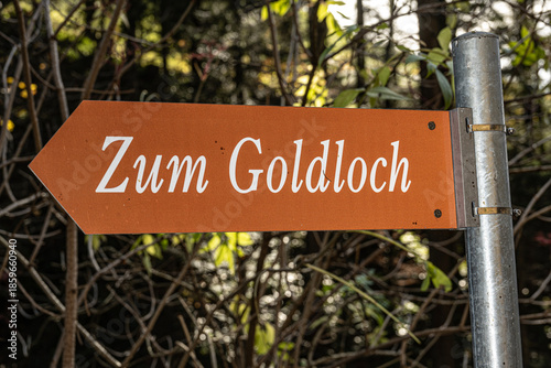 Wegweiser zu einer Höhle, Schweiz