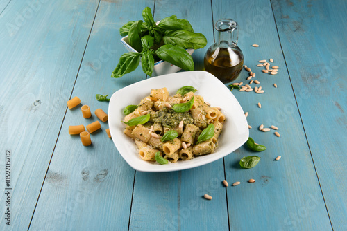 Pasta con pesto alla genovese, tipica ricetta della cucina italiana 