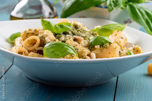 Pasta con pesto alla genovese, tipica ricetta della cucina italiana 