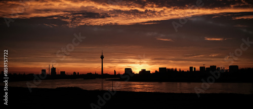 Gute Morgen - Sonnenaufgang mit der Skyline von Düsseldorf