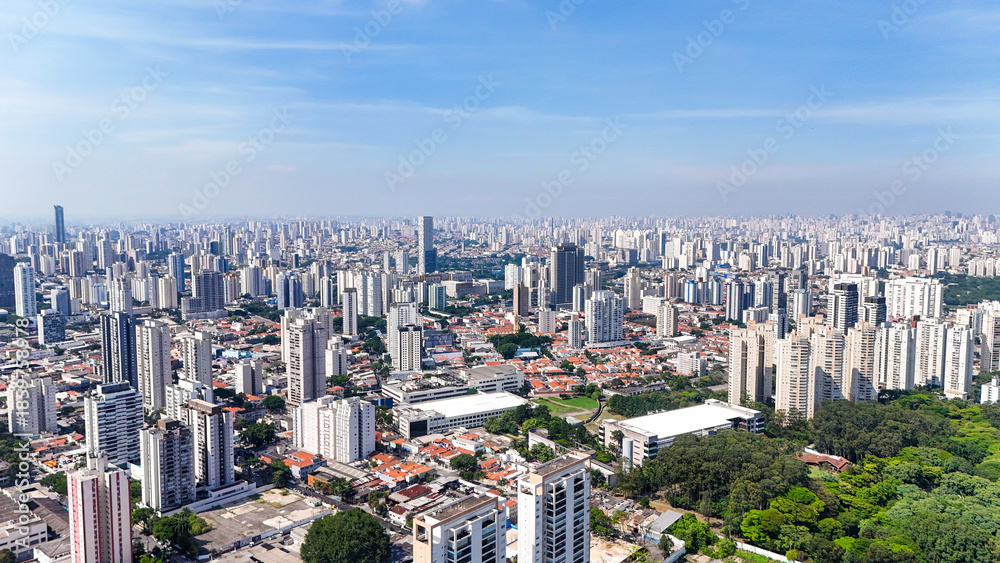 Fototapeta premium Centro da cidade de São Paulo com forte verticalização e grande concentração de edifícios, refletindo urbanização intensa, atividade econômica e infraestrutura metropolitana.