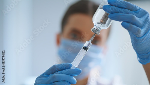 Valokuva Medical syringe fulled drug in doctor hands closeup