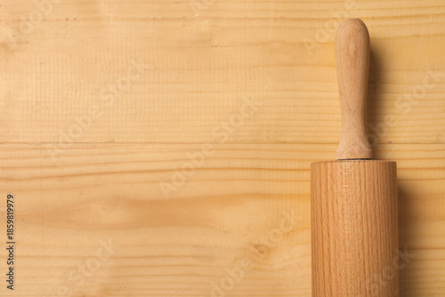 Rolling pin on wooden backg...