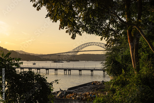 Atardecer dorado sobre el Puente de las Américas en Panamá