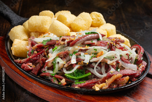 Valokuva Dried beef with onions and fried cassava