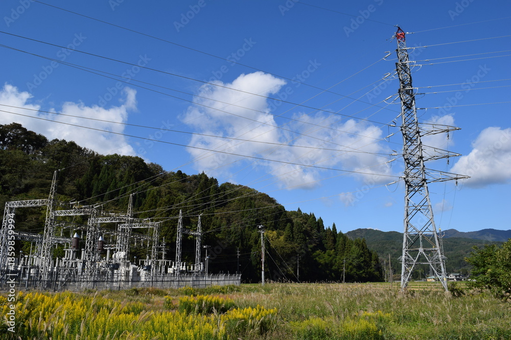 Obraz premium 屋外変電設備と送電塔