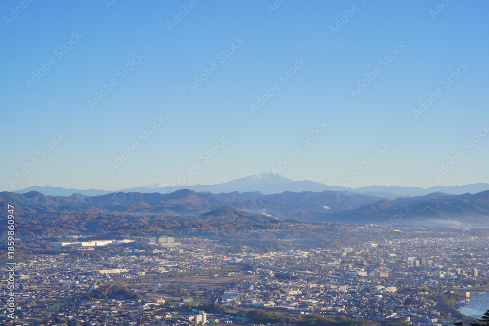 Obraz premium 鳩吹山から眺める朝靄がかかった御嶽山