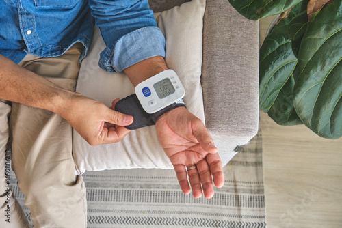 Canvastavla Person checking cardiovascular health with a digital blood pressure monitor on w