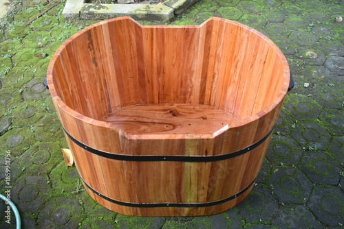 Unique bathtub craft made of wood with a rustic theme, this bathtub can be used to refresh.