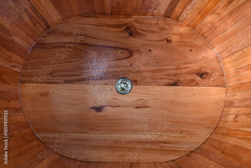 Unique bathtub craft made of wood with a rustic theme, this bathtub can be used to refresh.