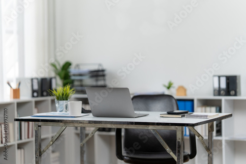 Cuadro en lienzo Modern workspace: a desk in a bright, tidy office, ready for productivity and efficiency