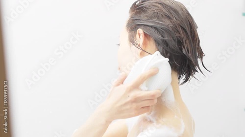 体を洗う女性　ビューティイメージ