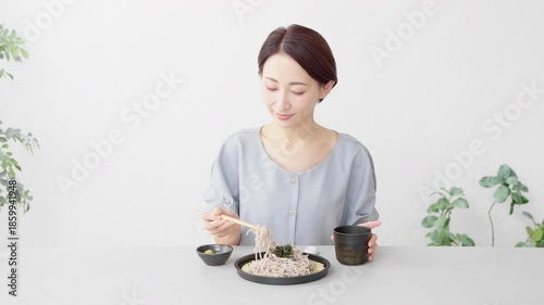 ざるそばを食べる女性　ライフスタイルイメージ	

