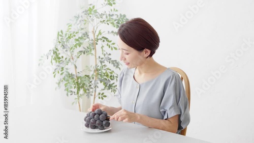 巨峰を食べる女性　食べ物イメージ