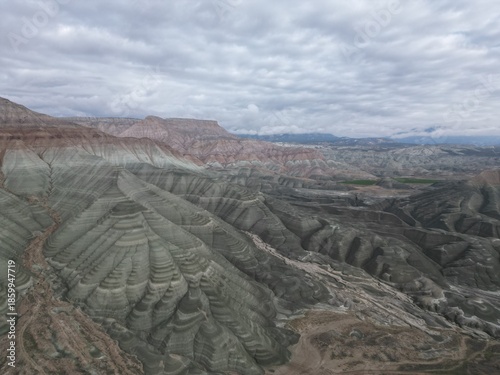 Fotografía A bird's eye view of a multi-layered rocky landscape