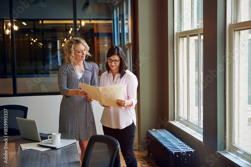 Quadro su tela Women, meeting and reading with folder in office for real estate, planning and property listing