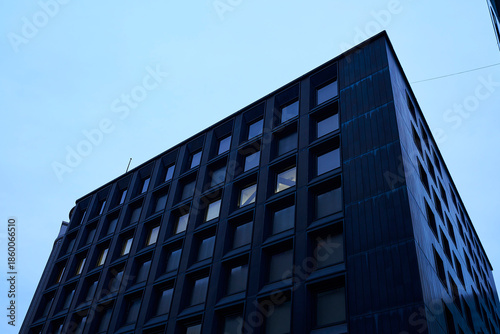 Foto Modern Architecture and Perspective Against the Blue Hour Sky