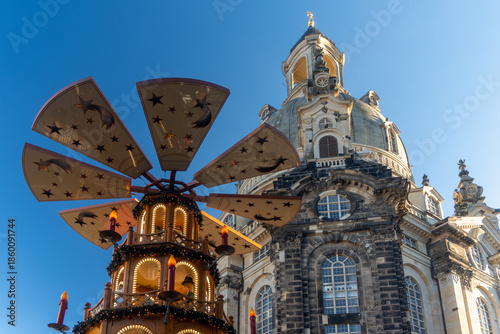 Tableau sur toile Weihnachtspyramide vor der Frauenkirche in Dresden